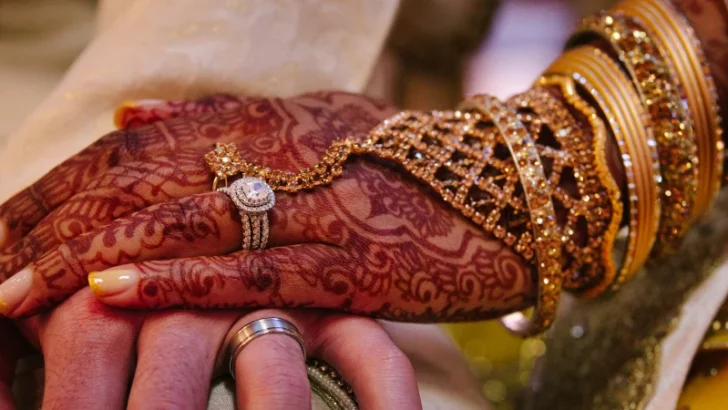 The Allure of Indian Bracelets: A Tour Through Styles and Traditions