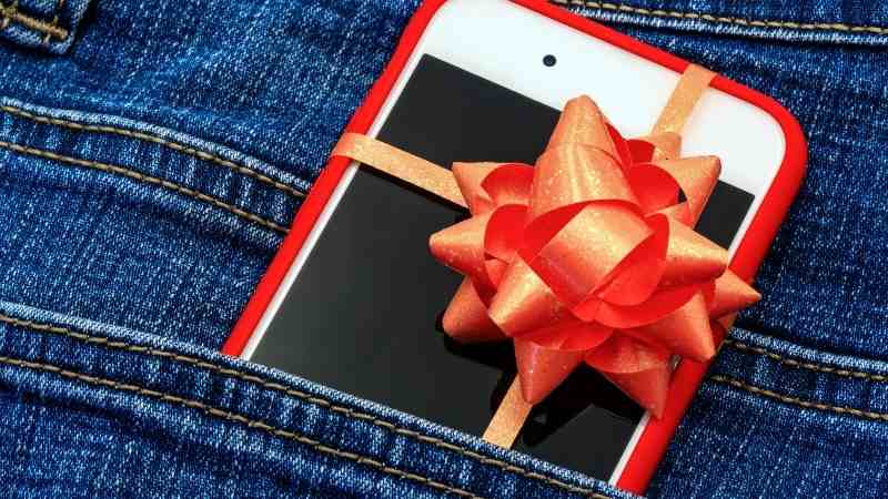 The Top Phone Accessory Gifts That Connect With Everyone